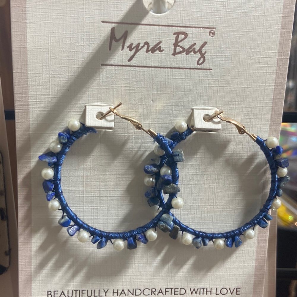 Elusory blue and white earrings‎
